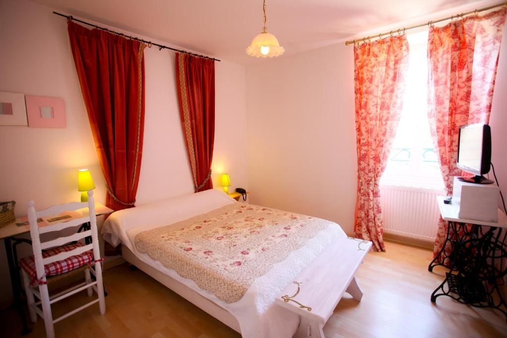 Logis Auberge La Cremaillere Villandraut Room photo